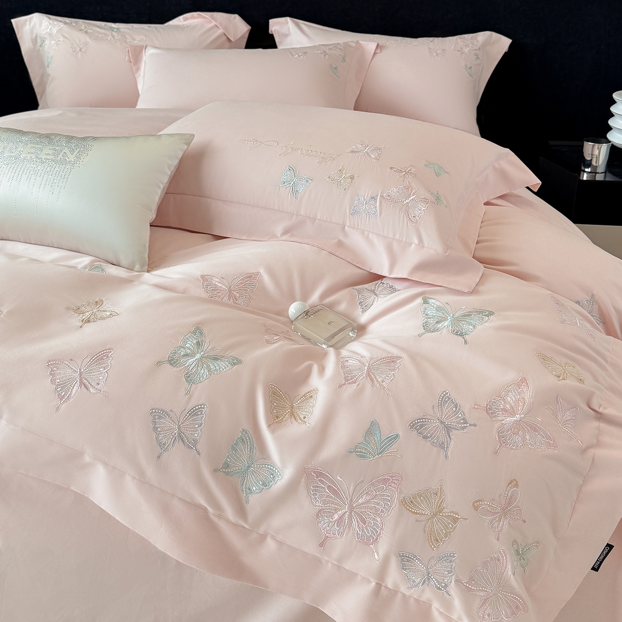 91家纺网 家纺一手货源 找家纺 家居1号家纺 2025新款超细旦纯棉磨毛四件套-蝶舞（控价标准288加大308 会员优惠10元） 蝶舞-少女粉