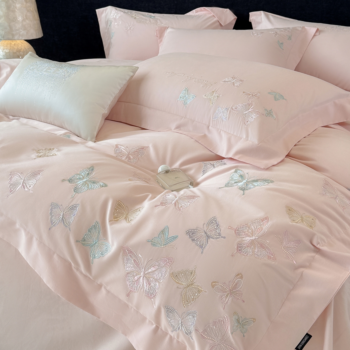 91家纺网 家纺一手货源 找家纺 家居1号家纺 2025新款超细旦纯棉磨毛四件套-蝶舞（控价标准288加大308 会员优惠10元） 蝶舞-少女粉