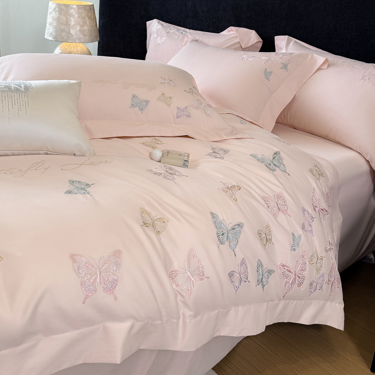 91家纺网 家纺一手货源 找家纺 家居1号家纺 2025新款超细旦纯棉磨毛四件套-蝶舞（控价标准288加大308 会员优惠10元） 蝶舞-少女粉