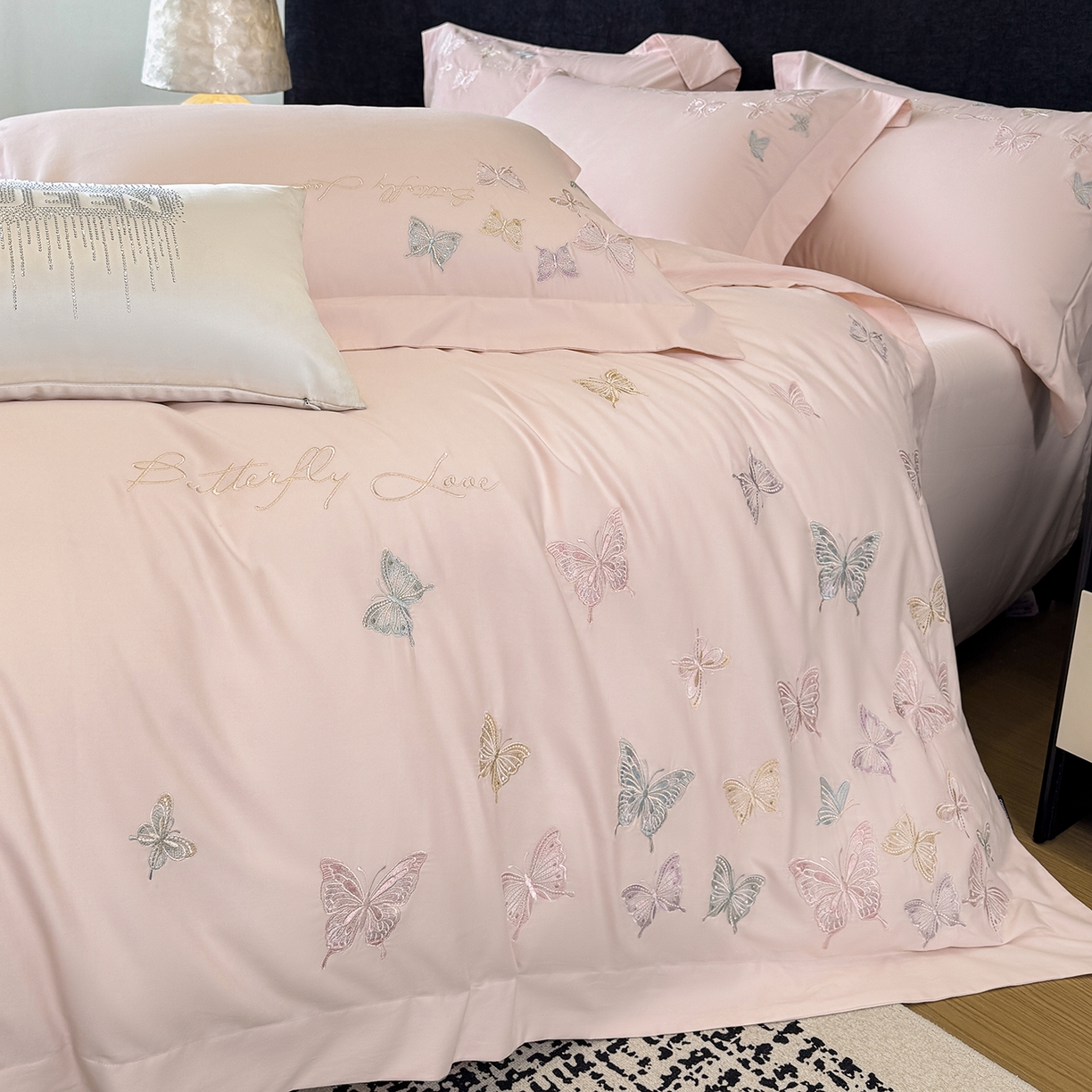 91家纺网 家纺一手货源 找家纺 家居1号家纺 2025新款超细旦纯棉磨毛四件套-蝶舞（控价标准288加大308 会员优惠10元） 蝶舞-少女粉