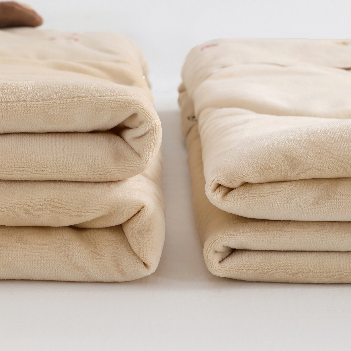 91家纺网 家纺一手货源 找家纺 翰轩家居 2025新款牛奶绒抱枕被泡芙公主系列 泡芙公主-咖