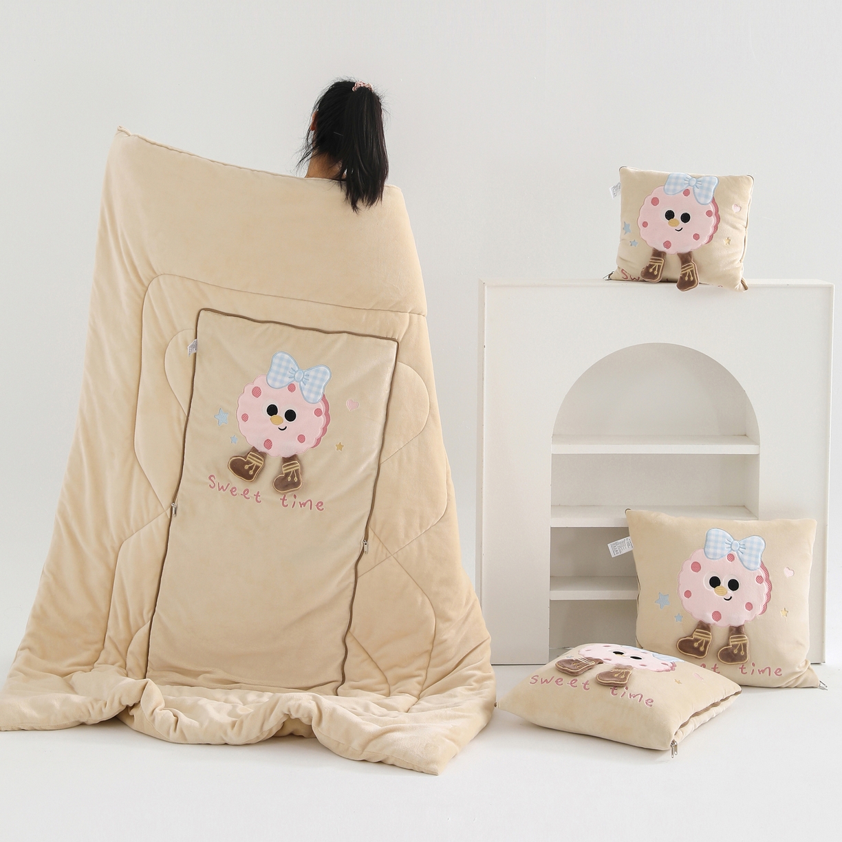 91家纺网 家纺一手货源 找家纺 翰轩家居 2025新款牛奶绒抱枕被泡芙公主系列 泡芙公主-咖