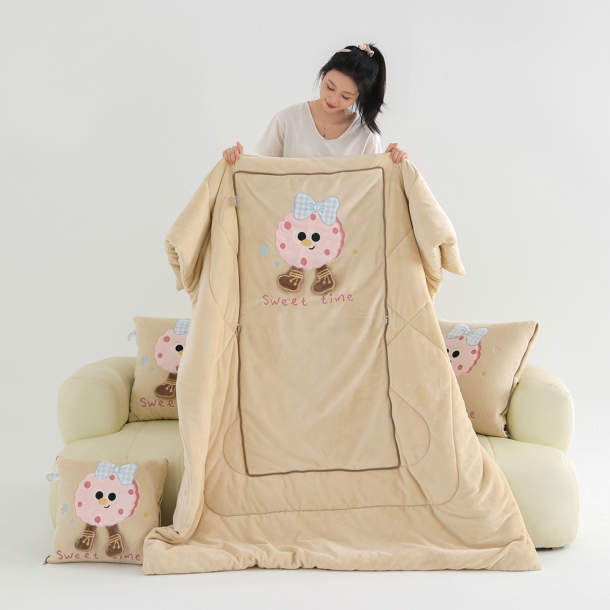 91家纺网 家纺一手货源 找家纺 翰轩家居 2025新款牛奶绒抱枕被泡芙公主系列 泡芙公主-咖