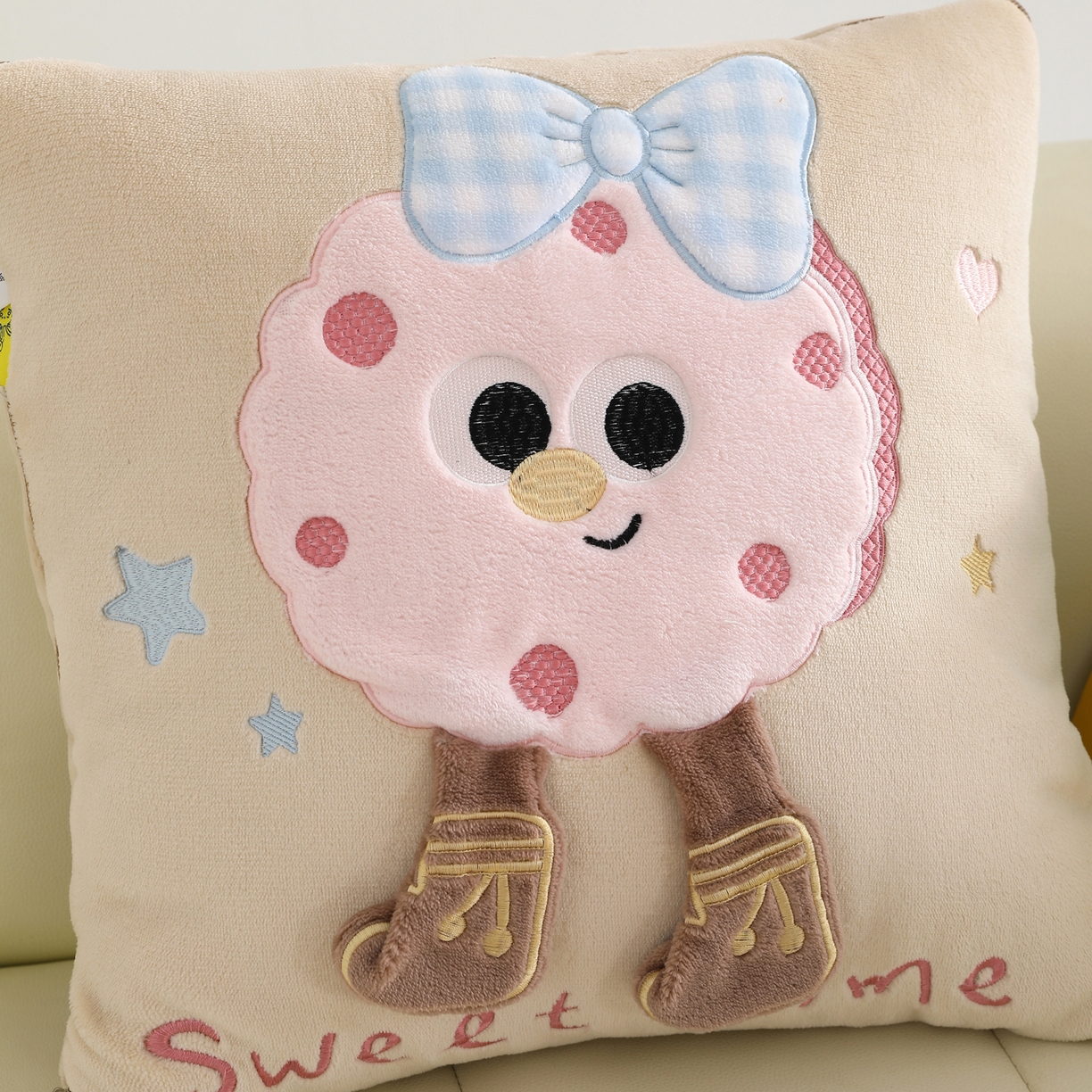 91家纺网 家纺一手货源 找家纺 翰轩家居 2025新款牛奶绒抱枕被泡芙公主系列 泡芙公主-咖