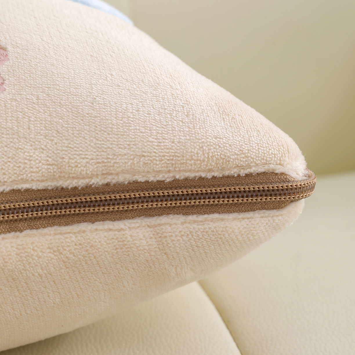 91家纺网 家纺一手货源 找家纺 翰轩家居 2025新款牛奶绒抱枕被泡芙公主系列 泡芙公主-咖