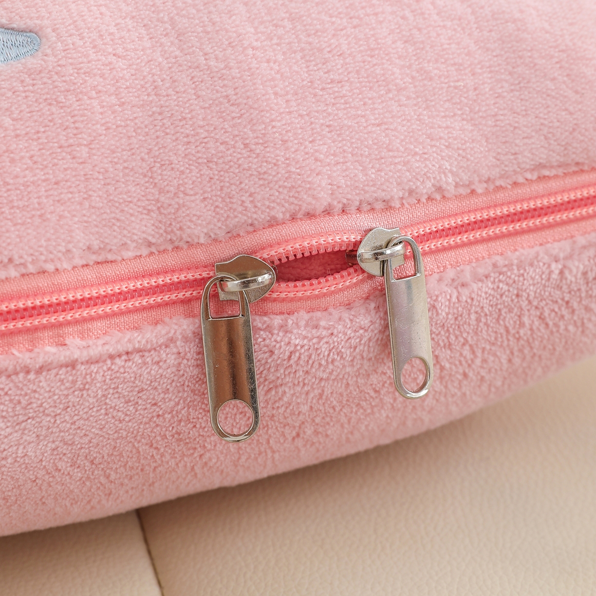 91家纺网 家纺一手货源 找家纺 （总）翰轩家居 2025新款牛奶绒抱枕被泡芙公主系列