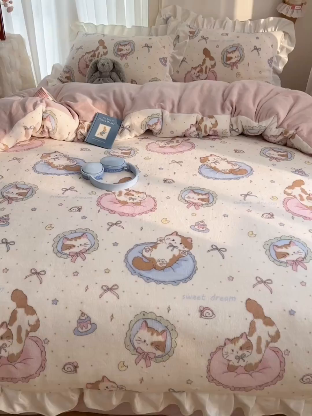 91家纺网 家纺一手货源 找家纺 萝莉家纺 2025秋冬新品韩版花边款加厚牛奶绒四件套 小肥猫