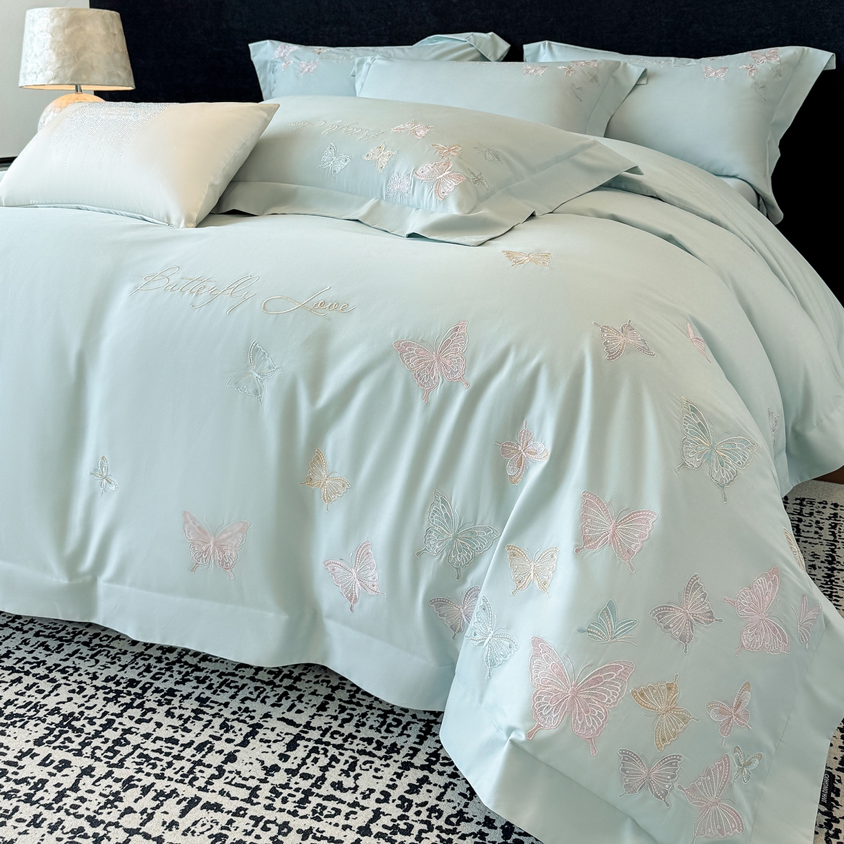 91家纺网 家纺一手货源 找家纺 家居1号家纺 2025新款超细旦纯棉磨毛四件套-蝶舞（控价标准288加大308 会员优惠10元） 蝶舞-水兰