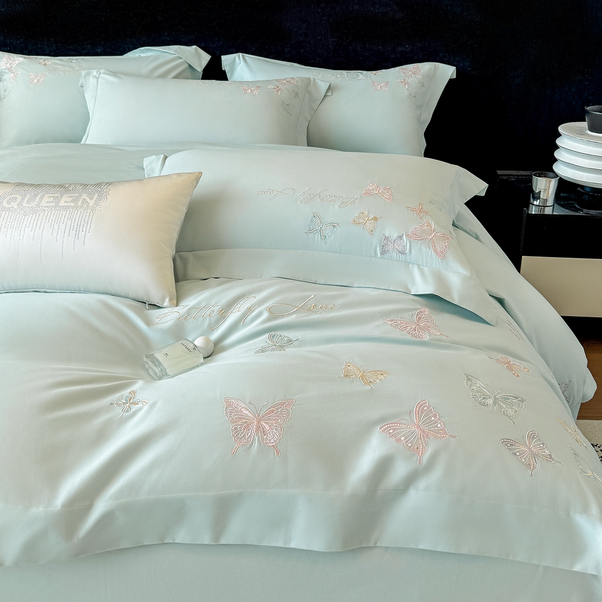 91家纺网 家纺一手货源 找家纺 家居1号家纺 2025新款超细旦纯棉磨毛四件套-蝶舞（控价标准288加大308 会员优惠10元） 蝶舞-水兰