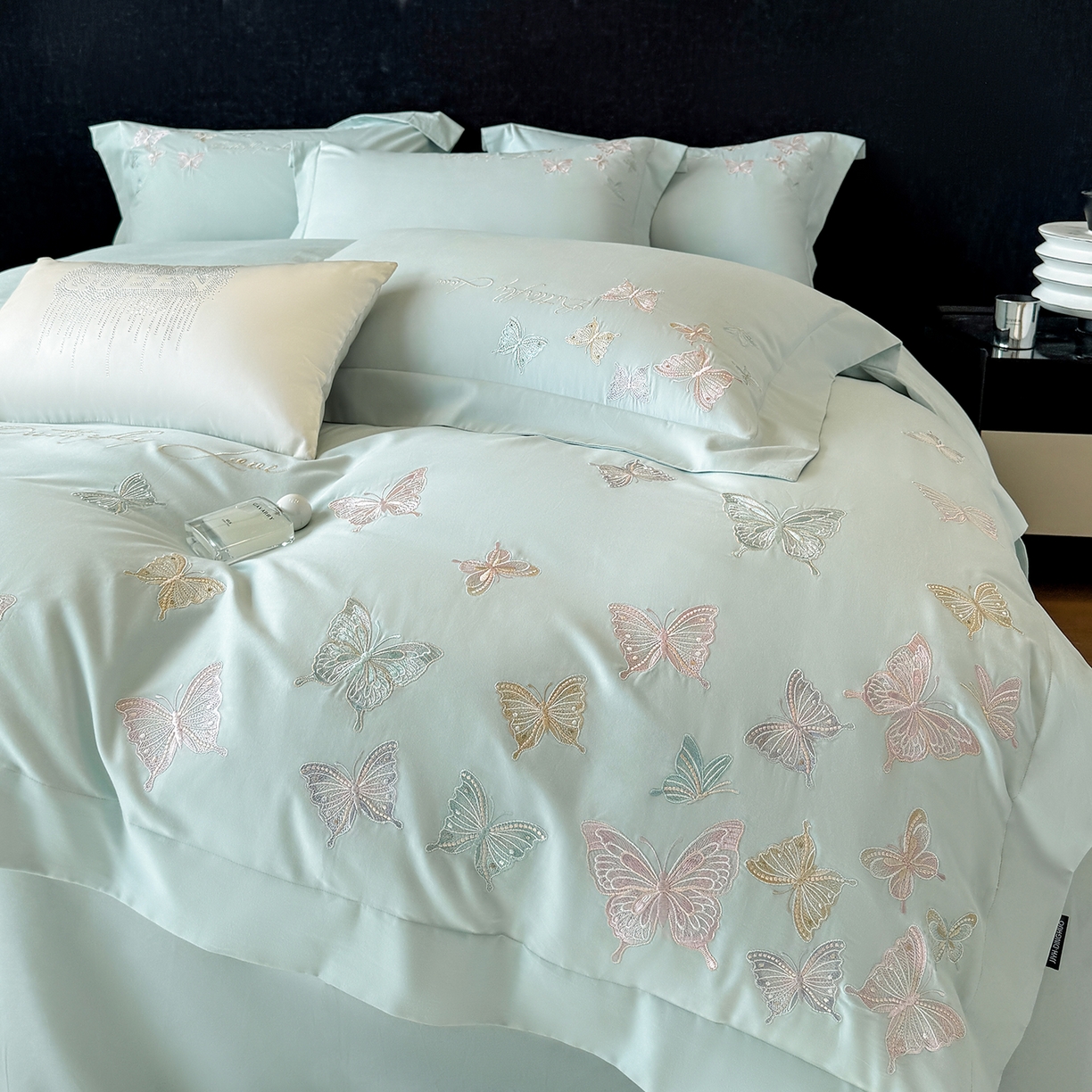 91家纺网 家纺一手货源 找家纺 家居1号家纺 2025新款超细旦纯棉磨毛四件套-蝶舞（控价标准288加大308 会员优惠10元） 蝶舞-水兰