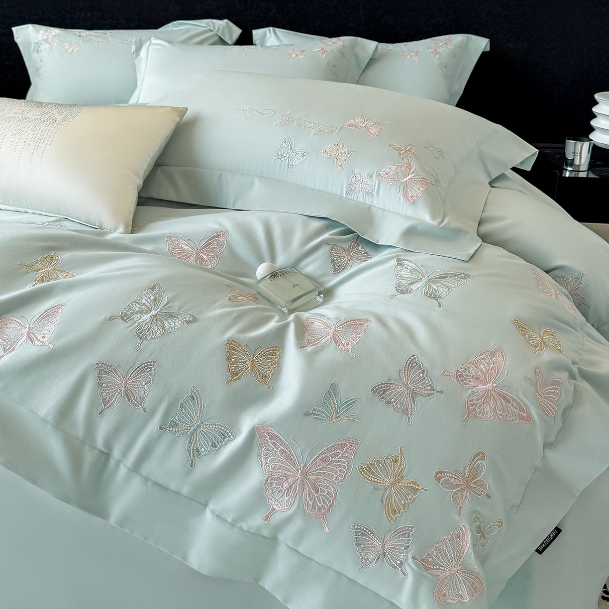 91家纺网 家纺一手货源 找家纺 家居1号家纺 2025新款超细旦纯棉磨毛四件套-蝶舞（控价标准288加大308 会员优惠10元） 蝶舞-水兰