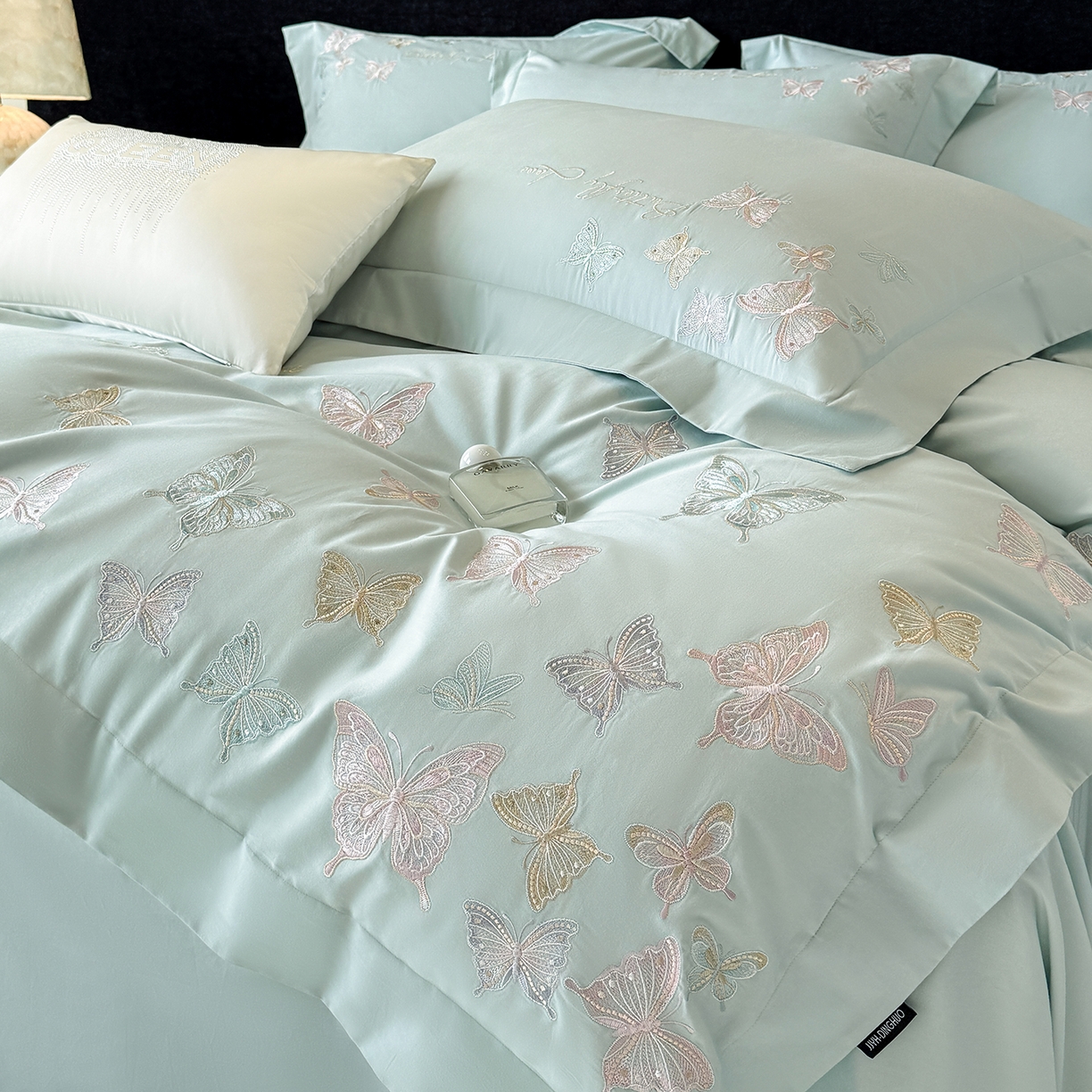 91家纺网 家纺一手货源 找家纺 家居1号家纺 2025新款超细旦纯棉磨毛四件套-蝶舞（控价标准288加大308 会员优惠10元） 蝶舞-水兰