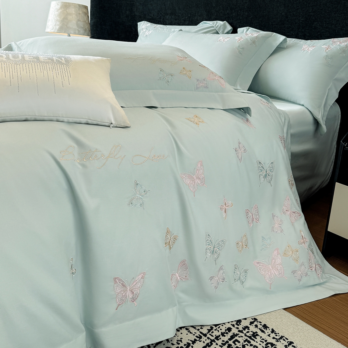 91家纺网 家纺一手货源 找家纺 家居1号家纺 2025新款超细旦纯棉磨毛四件套-蝶舞（控价标准288加大308 会员优惠10元） 蝶舞-水兰