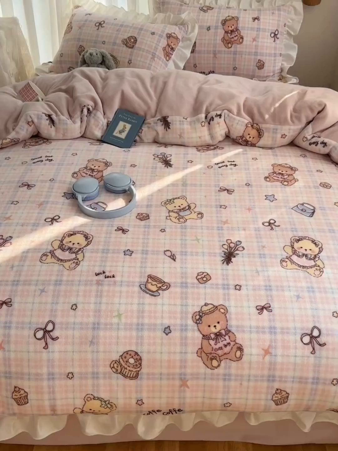 91家纺网 家纺一手货源 找家纺 萝莉家纺 2025秋冬新品韩版花边款加厚牛奶绒四件套 熊熊