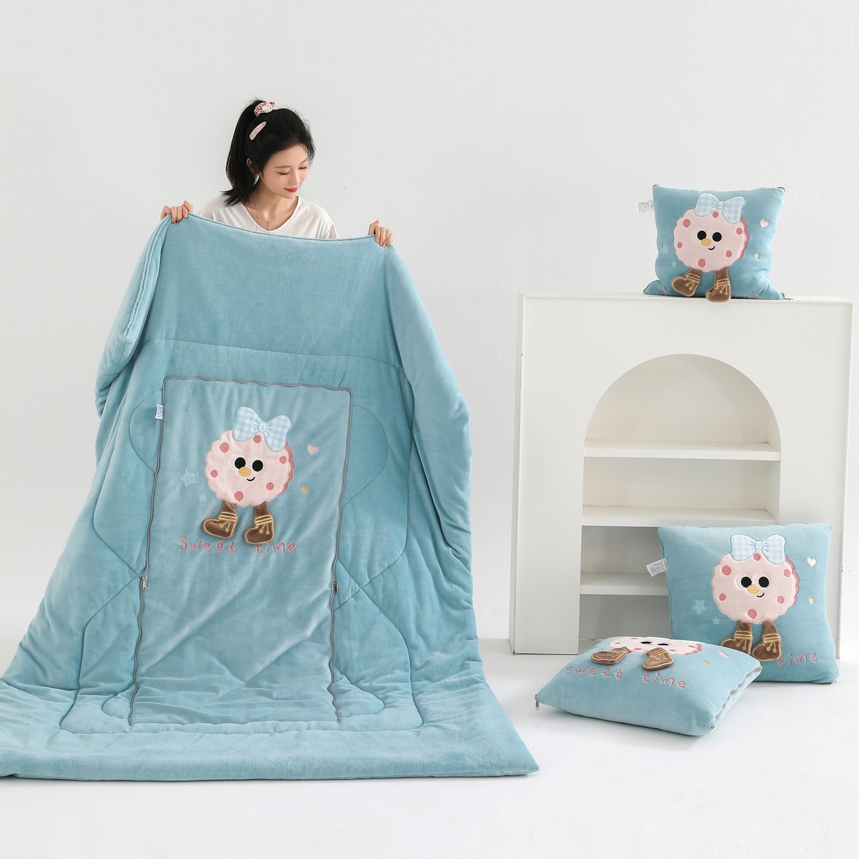 91家纺网 家纺一手货源 找家纺 翰轩家居 2025新款牛奶绒抱枕被泡芙公主系列 泡芙公主-蓝