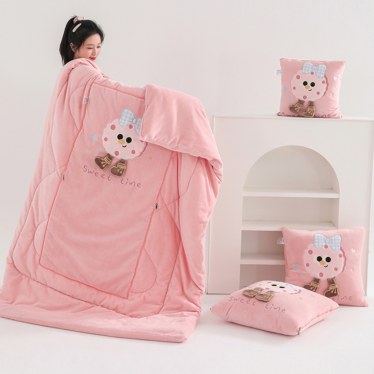 91家纺网 家纺一手货源 找家纺 翰轩家居 2025新款牛奶绒抱枕被泡芙公主系列 泡芙公主-粉