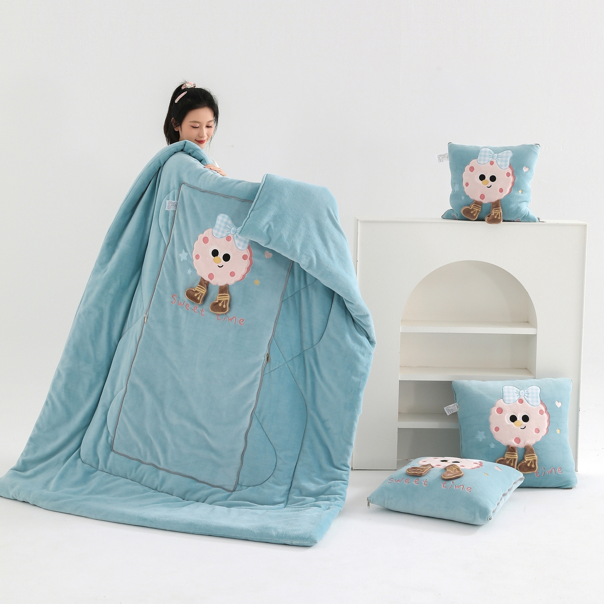 91家纺网 家纺一手货源 找家纺 翰轩家居 2025新款牛奶绒抱枕被泡芙公主系列 泡芙公主-蓝