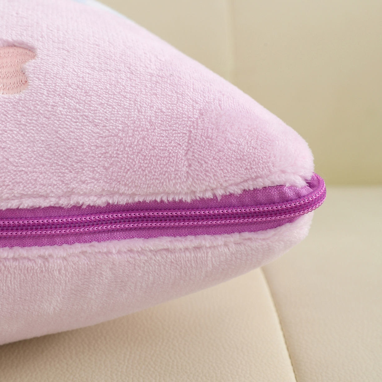 91家纺网 家纺一手货源 找家纺 翰轩家居 2025新款牛奶绒抱枕被泡芙公主系列 泡芙公主-紫