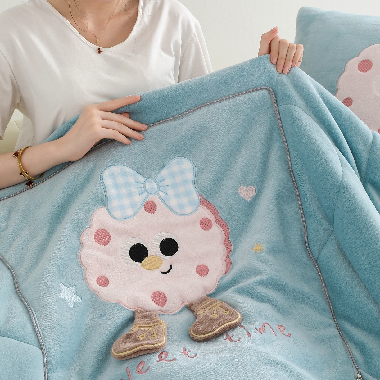 91家纺网 家纺一手货源 找家纺 翰轩家居 2025新款牛奶绒抱枕被泡芙公主系列 泡芙公主-蓝