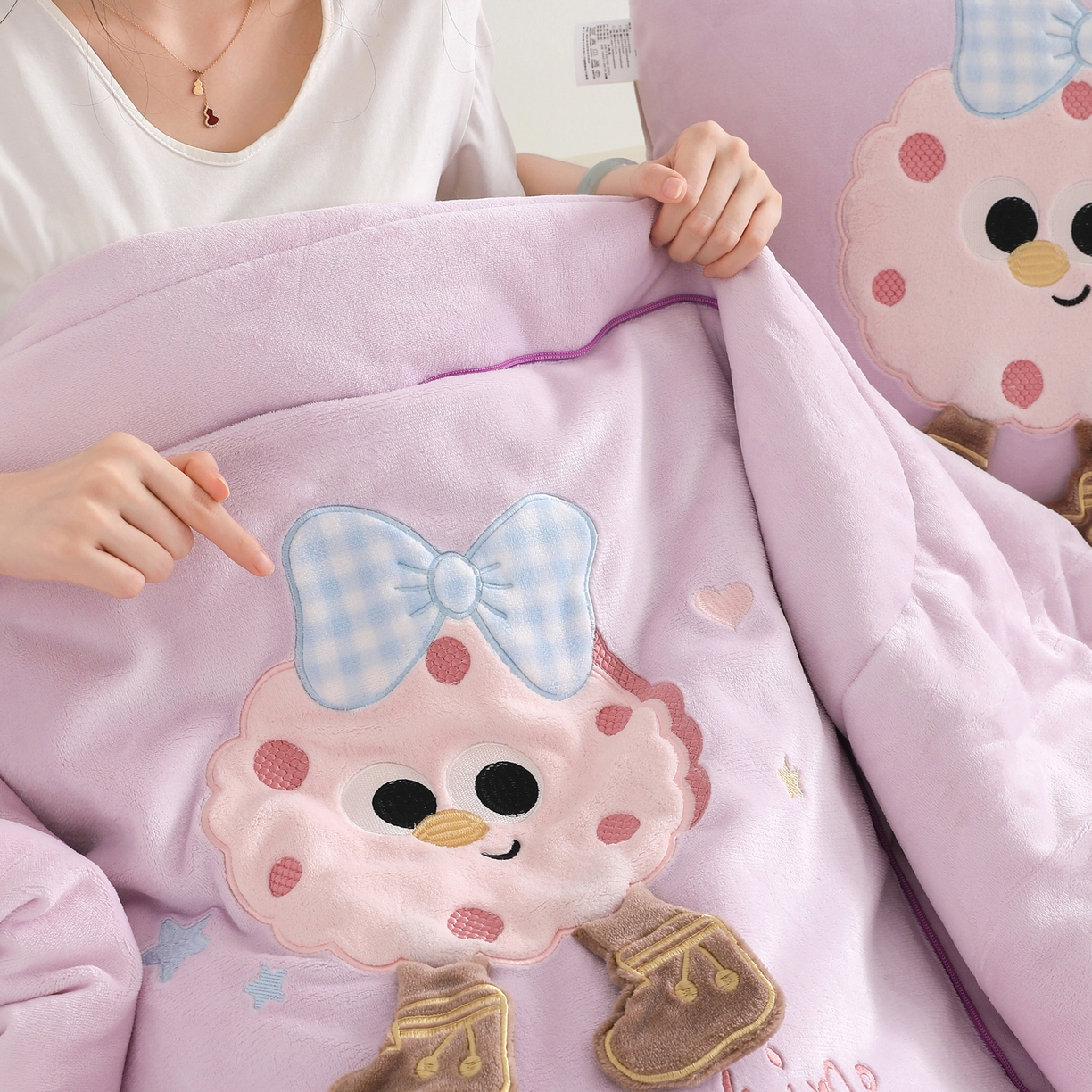 91家纺网 家纺一手货源 找家纺 翰轩家居 2025新款牛奶绒抱枕被泡芙公主系列 泡芙公主-紫