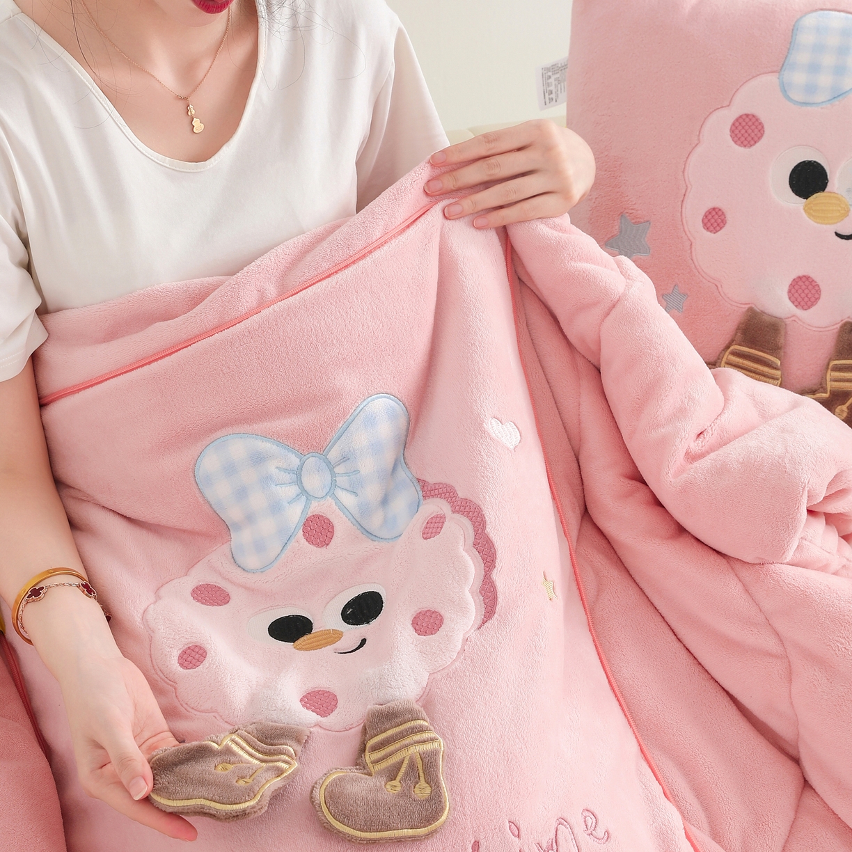 91家纺网 家纺一手货源 找家纺 翰轩家居 2025新款牛奶绒抱枕被泡芙公主系列 泡芙公主-粉