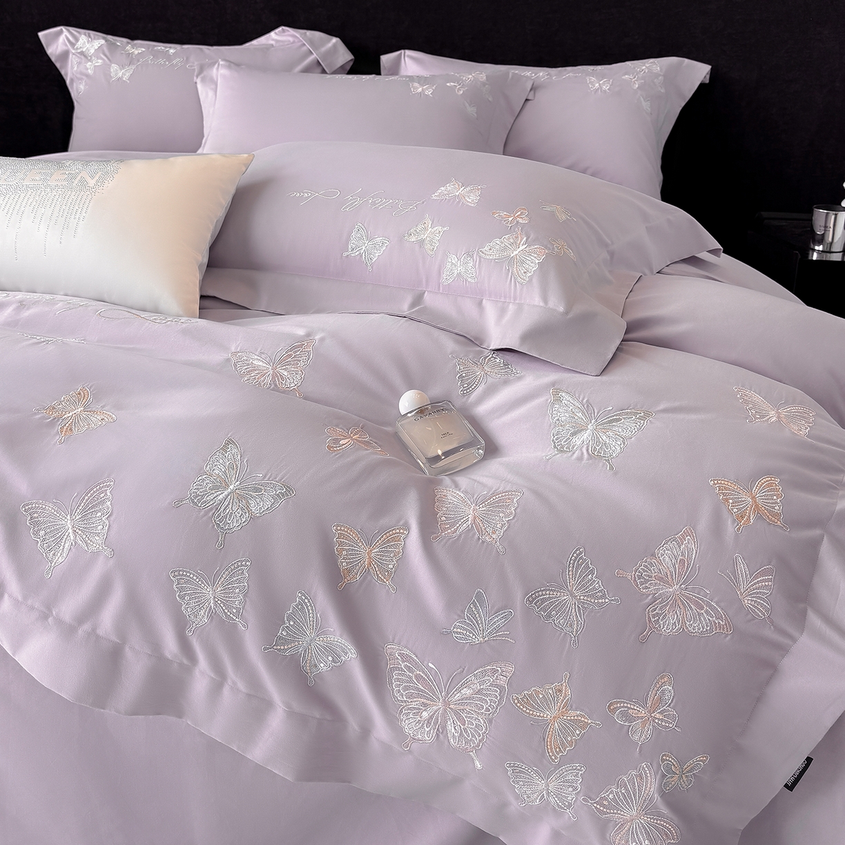 91家纺网 家纺一手货源 找家纺 家居1号家纺 2025新款超细旦纯棉磨毛四件套-蝶舞（控价标准288加大308 会员优惠10元） 蝶舞-紫豆沙