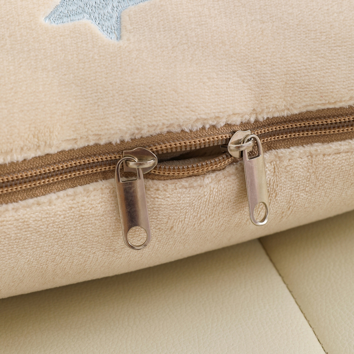 91家纺网 家纺一手货源 找家纺 翰轩家居 2025新款牛奶绒抱枕被泡芙公主系列 泡芙公主-咖