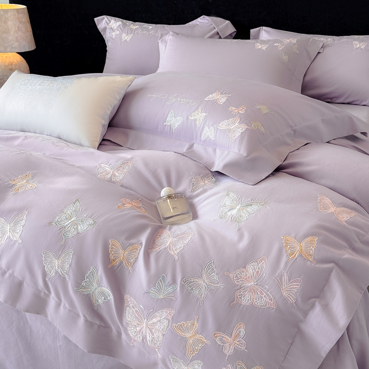 91家纺网 家纺一手货源 找家纺 家居1号家纺 2025新款超细旦纯棉磨毛四件套-蝶舞（控价标准288加大308 会员优惠10元） 蝶舞-紫豆沙