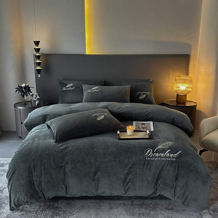 91家纺网 家纺一手货源 找家纺 （总）爱彼家纺 2025冬季新款高克重水晶绒羽毛刺绣系列四件套-风格二