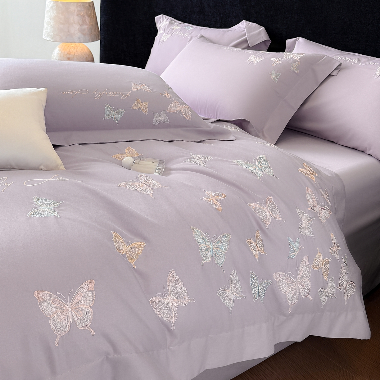 91家纺网 家纺一手货源 找家纺 家居1号家纺 2025新款超细旦纯棉磨毛四件套-蝶舞（控价标准288加大308 会员优惠10元） 蝶舞-紫豆沙