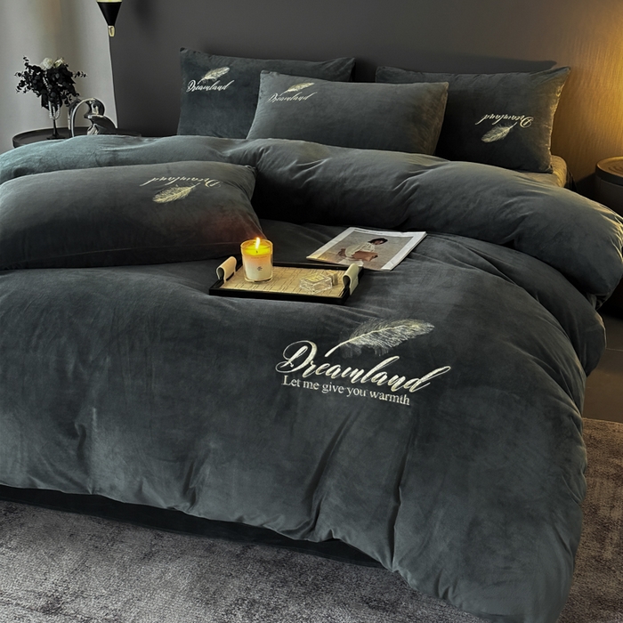 91家纺网 家纺一手货源 找家纺 （总）爱彼家纺 2025冬季新款高克重水晶绒羽毛刺绣系列四件套-风格二