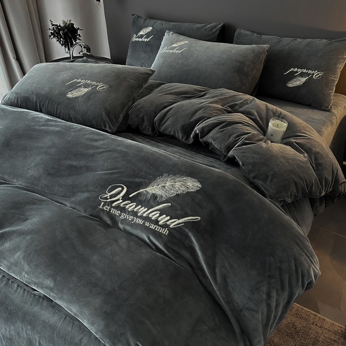 91家纺网 家纺一手货源 找家纺 （总）爱彼家纺 2025冬季新款高克重水晶绒羽毛刺绣系列四件套-风格二