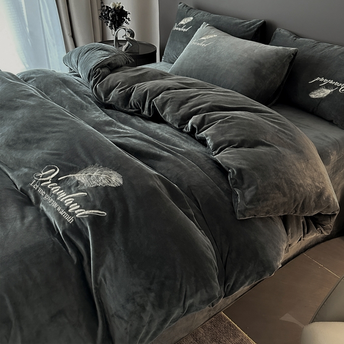 91家纺网 家纺一手货源 找家纺 （总）爱彼家纺 2025冬季新款高克重水晶绒羽毛刺绣系列四件套-风格二