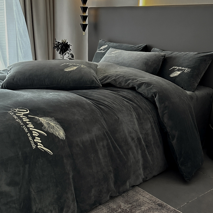 91家纺网 家纺一手货源 找家纺 （总）爱彼家纺 2025冬季新款高克重水晶绒羽毛刺绣系列四件套-风格二