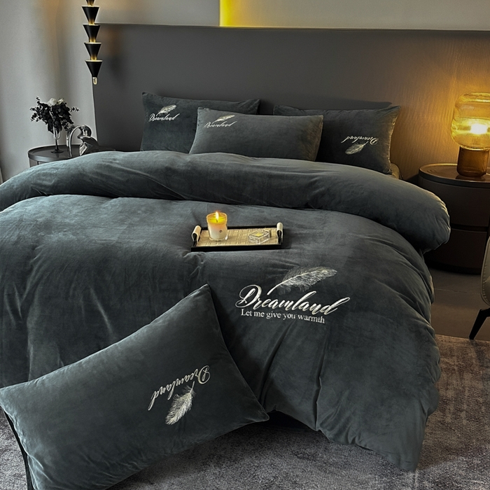 91家纺网 家纺一手货源 找家纺 爱彼家纺 2025冬季新款高克重水晶绒羽毛刺绣系列四件套-风格二 羽毛-深灰