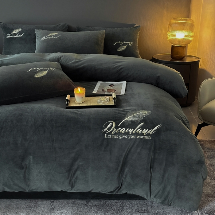 91家纺网 家纺一手货源 找家纺 爱彼家纺 2025冬季新款高克重水晶绒羽毛刺绣系列四件套-风格二 羽毛-深灰