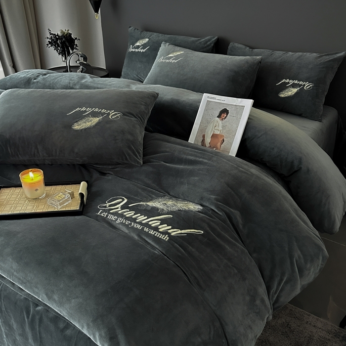 91家纺网 家纺一手货源 找家纺 爱彼家纺 2025冬季新款高克重水晶绒羽毛刺绣系列四件套-风格二 羽毛-深灰