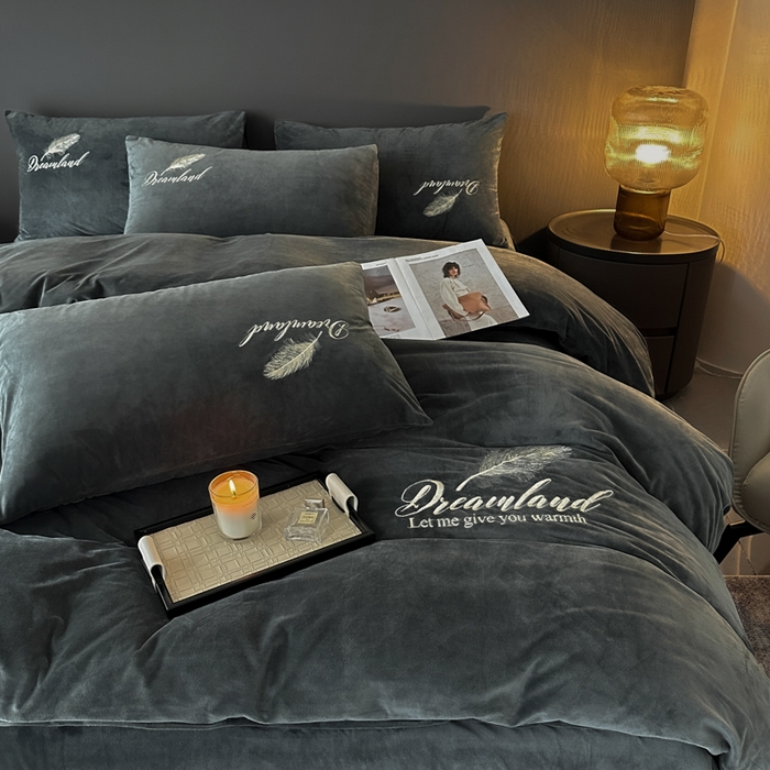 91家纺网 家纺一手货源 找家纺 爱彼家纺 2025冬季新款高克重水晶绒羽毛刺绣系列四件套-风格二 羽毛-深灰