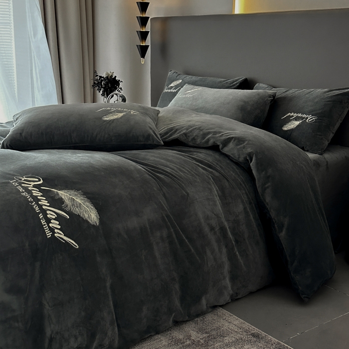 91家纺网 家纺一手货源 找家纺 爱彼家纺 2025冬季新款高克重水晶绒羽毛刺绣系列四件套-风格二 羽毛-深灰