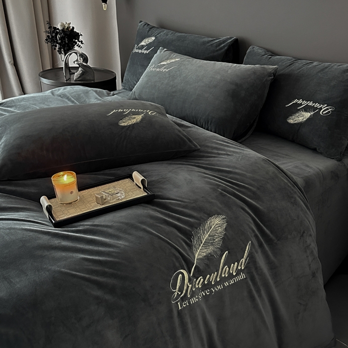 91家纺网 家纺一手货源 找家纺 爱彼家纺 2025冬季新款高克重水晶绒羽毛刺绣系列四件套-风格二 羽毛-深灰