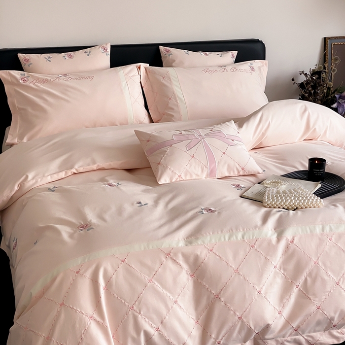 91家纺网 家纺一手货源 找家纺 曼布缇 2025新款加厚全棉磨毛绣花款四件套-俏佳人 俏佳人-粉