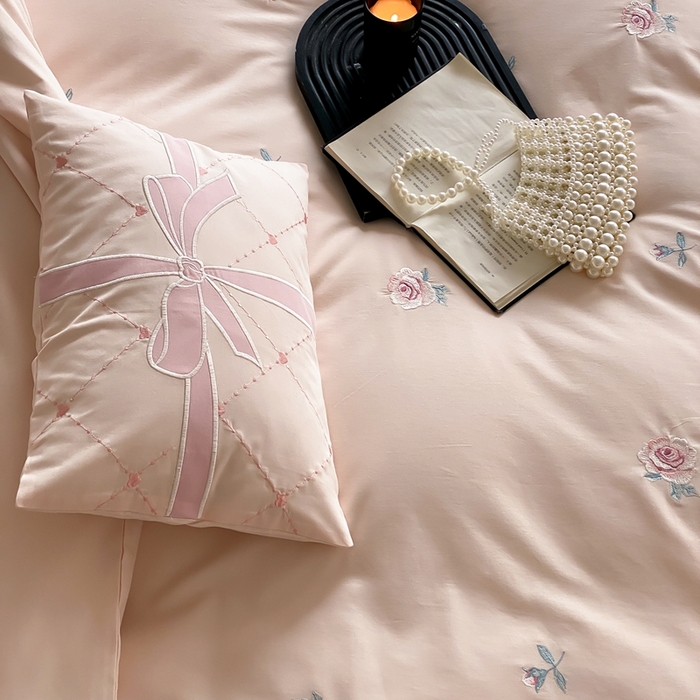 91家纺网 家纺一手货源 找家纺 曼布缇 2025新款加厚全棉磨毛绣花款四件套-俏佳人 俏佳人-粉