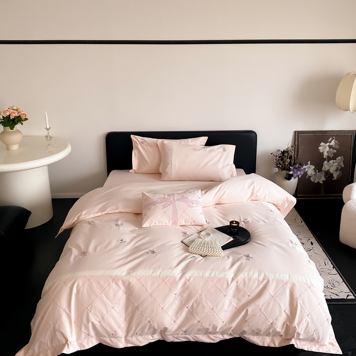 91家纺网 家纺一手货源 找家纺 曼布缇 2025新款加厚全棉磨毛绣花款四件套-俏佳人 俏佳人-粉