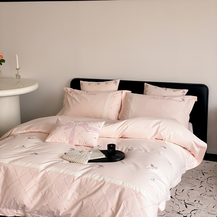 91家纺网 家纺一手货源 找家纺 曼布缇 2025新款加厚全棉磨毛绣花款四件套-俏佳人 俏佳人-粉