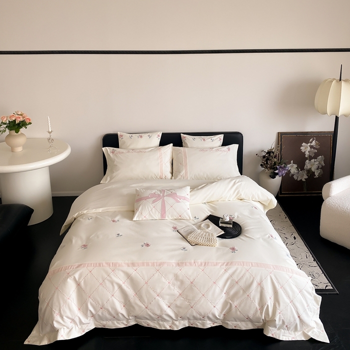 91家纺网 家纺一手货源 找家纺 曼布缇 2025新款加厚全棉磨毛绣花款四件套-俏佳人 俏佳人-奶白