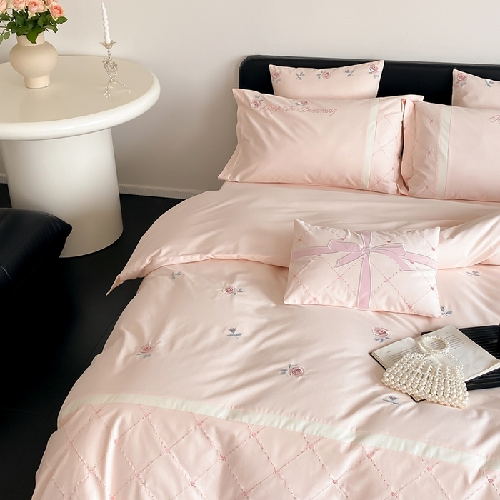 91家纺网 家纺一手货源 找家纺 曼布缇 2025新款加厚全棉磨毛绣花款四件套-俏佳人 俏佳人-粉