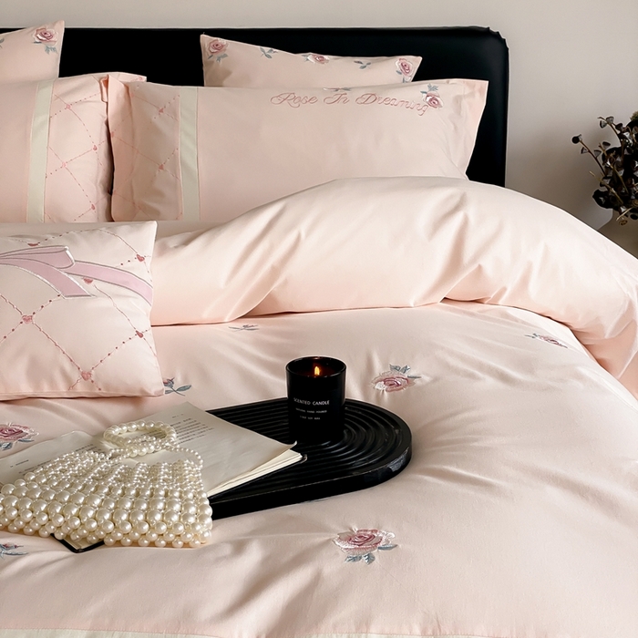 91家纺网 家纺一手货源 找家纺 曼布缇 2025新款加厚全棉磨毛绣花款四件套-俏佳人 俏佳人-粉