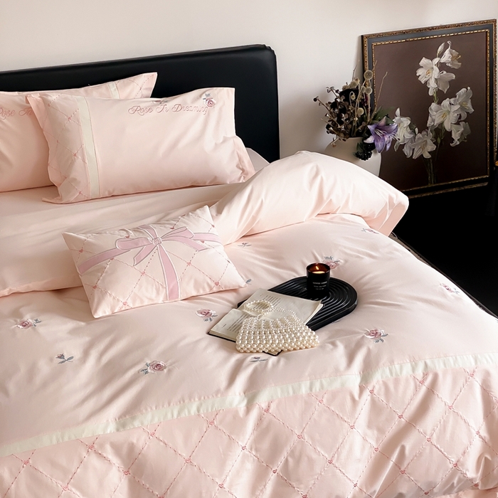 91家纺网 家纺一手货源 找家纺 曼布缇 2025新款加厚全棉磨毛绣花款四件套-俏佳人 俏佳人-粉