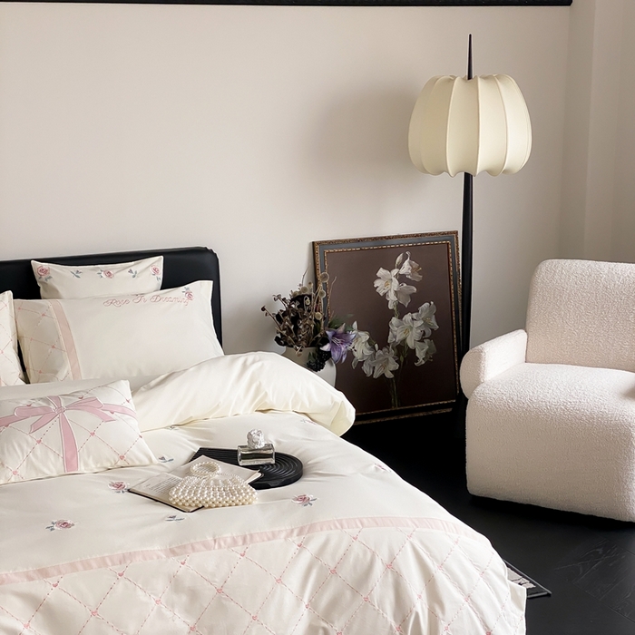 91家纺网 家纺一手货源 找家纺 曼布缇 2025新款加厚全棉磨毛绣花款四件套-俏佳人 俏佳人-奶白