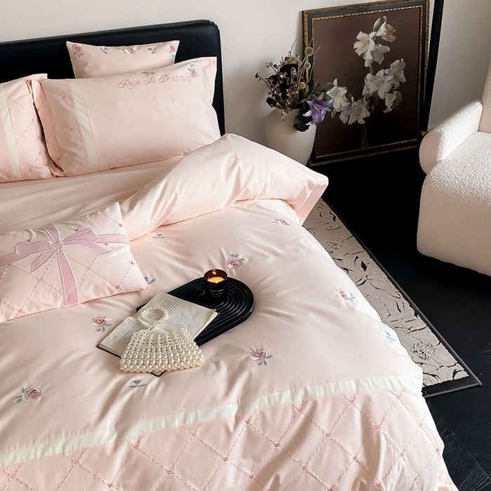 91家纺网 家纺一手货源 找家纺 曼布缇 2025新款加厚全棉磨毛绣花款四件套-俏佳人 俏佳人-粉